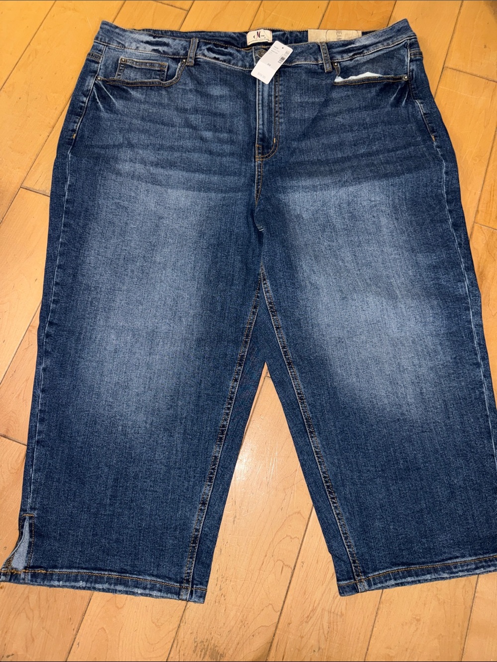 Women’s Mid Wash Denim Capris - Classic Stretch Fit